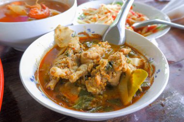 Tayland yemeği, tavuklu yeşil köri, tadı baharatlı, hindistan cevizi sütünden yağlı, tatlı, tuzlu.