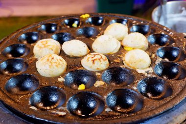 Thai tatlıları, Khanom Krok tatlı yapmak için fırından.