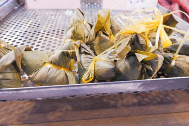 Paslanmaz çelik tepsiye konmuş pirinç hamuru..