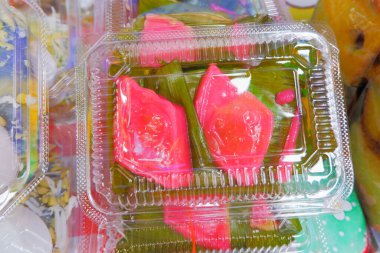 Tayland tatlıları un rendelenmiş hindistan cevizi eti, fındık serpiştirilmiş, şekerli.