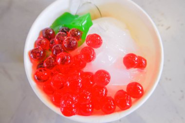 Kırmızı jöleli hindistan cevizi sütünden yapılan beyaz dondurma..