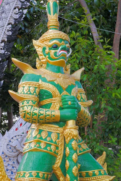 Estatua Gigante Verde Pie Entrada Del Templo Ang Hin Cha — Foto de Stock