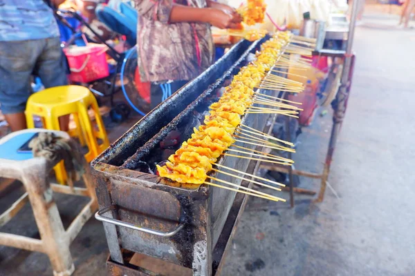 Comida Callejera Tailandesa Pork Satay Skewers Los Vendedores Están Parrilla —  Fotos de Stock