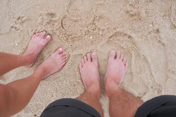 Füße Eines Paares Das Einem Sandstrand Mit Muscheln Sand Steht — Stockfoto