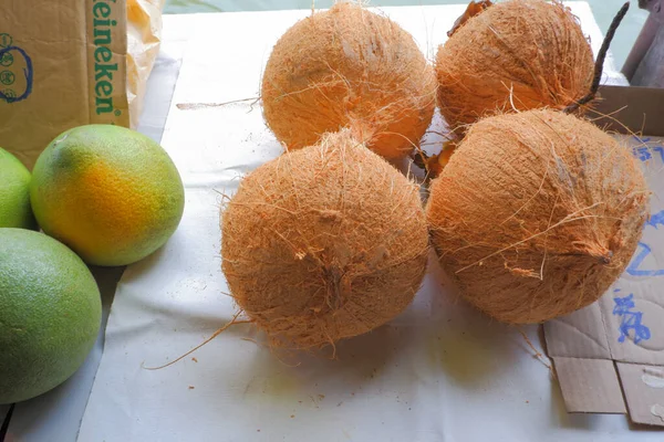 대위에 껍질벗긴 코코넛 — 스톡 사진