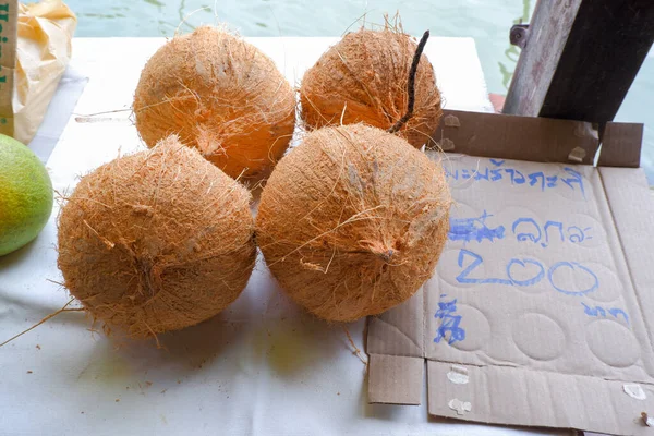 Obrane Orzechy Kokosowe Umieszczone Stole Sprzedaży — Zdjęcie stockowe
