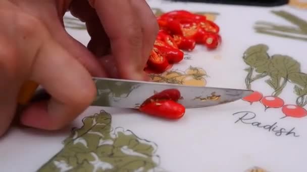 Šéfkuchařova Ruka Krájí Červený Pepř Ostrým Nožem Řezací Desku Hromadu — Stock video
