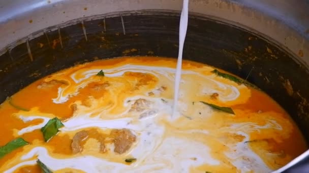 Öntsön Fehér Kókusztejet Fazék Zöld Curry Fűszeres Thai Ételbe — Stock videók