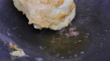 Kızartma tavasında nasıl omlet kızartılır ve omleti bir spatulayla ileri geri çevirilir?.