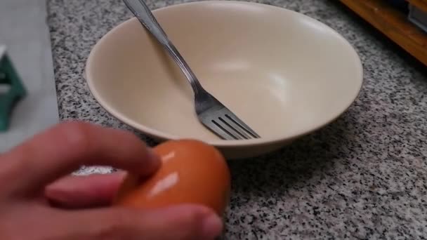 Χέρι Του Σεφ Σπάει Ένα Αυγό Ένα Μπολ Αργής Κίνησης — Αρχείο Βίντεο