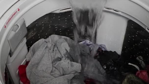 让水流进洗衣机 洗衣机里有衣服要洗 — 图库视频影像