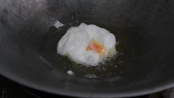 Смажити Смажене Яйце Сковороді Гарячою Олією Повернути Омлет Туди Сюди — стокове відео