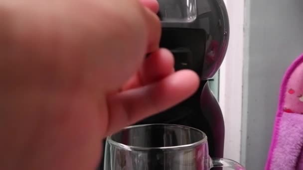 自動カプセルコーヒーマシンに再充填可能なコーヒーカプセルを置く方法 — ストック動画