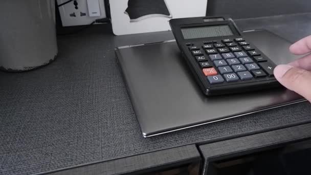 Mano Del Hombre Presionando Una Calculadora Para Calcular Algo — Vídeos de Stock