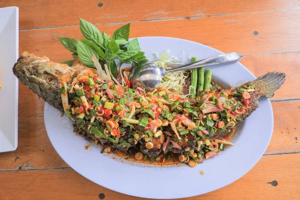 Seluruh Ikan Kepala Ular Goreng Dibumbui Dengan Mangga Cincang Rumput — Stok Foto