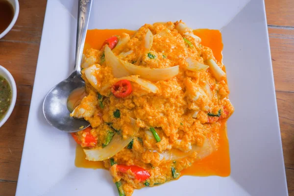Daging Kepiting Goreng Dengan Bubuk Kari Makanan Thailand Dengan Piring — Stok Foto