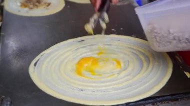 Tayland sokak yemekleri, Tokyo tatlıları, büyük bir demir tavada ısıtılmış undan yapılan Tayland tatlıları. Doldur o zaman.