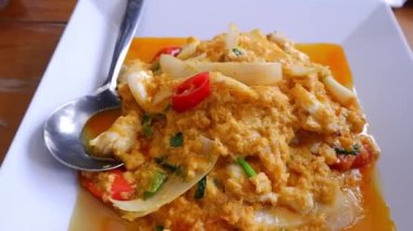 Tayland yemekleri, köri tozuyla karıştırılmış yengeç eti, turuncu, beyaz bir tabağa yerleştirilmiş kaşık..