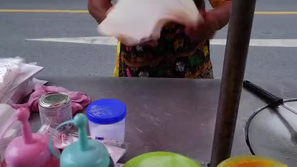 Chef Makanan Jalanan Thailand Membuat Adonan Roti Menjadi Seprei Tipis — Stok Video