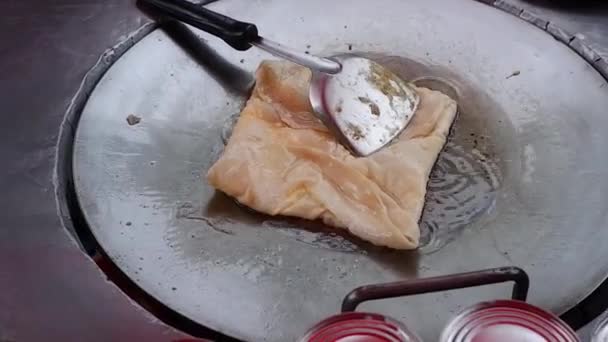 Uliczne Jedzenie Tajlandii Chrupiąca Mąka Roti Dużej Płaskiej Patelni Szef — Wideo stockowe