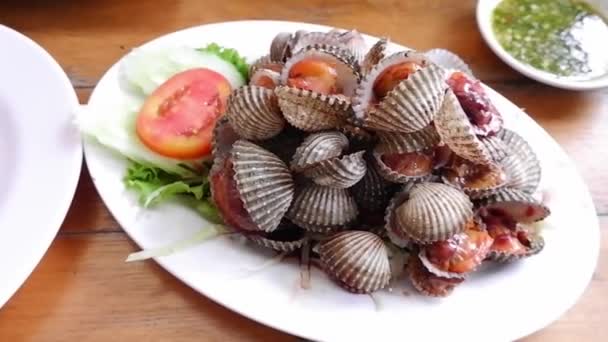 Comida Tailandesa Berberechos Cocidos Abrir Las Cáscaras Poner Plato Blanco — Vídeos de Stock