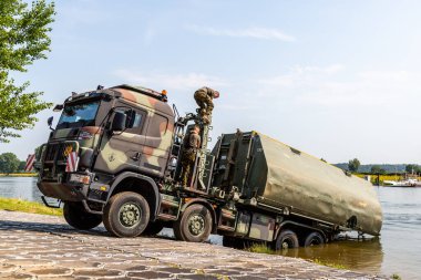 Preparing the pontoon bridge for the 'Four Days Marches' by the Engineer Corps of the Royal Netherlands Army.