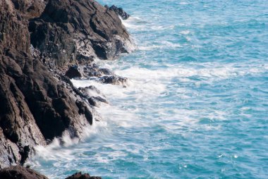 Deniz kıyısındaki kayalar aşınmış.