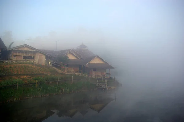 Holzhaus Morgennebel Und Blick Auf Den See Grünen — Stockfoto