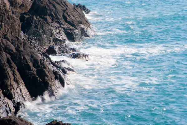 Rocha Costa Água Mar Erodida — Fotografia de Stock