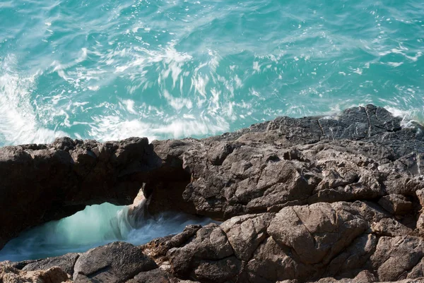 Deniz kıyısındaki kayalar aşınmış.