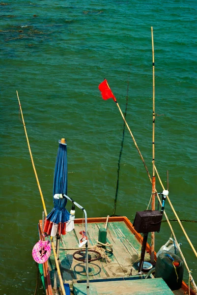 小木船在捕鱼回来后的沿海漂流 — 图库照片