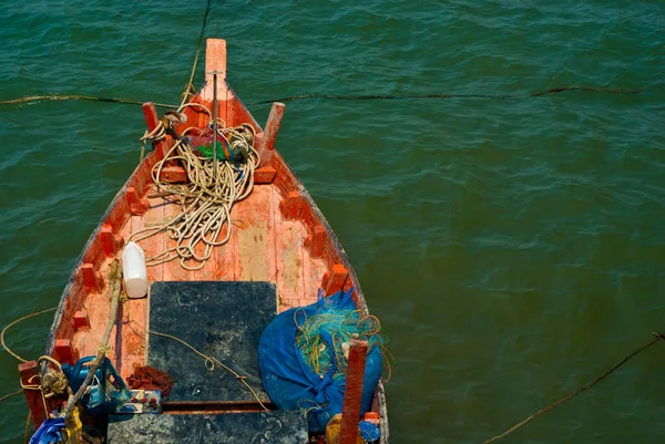釣りから戻った後の小さな木製の漁船の海岸ドリフト — ストック写真