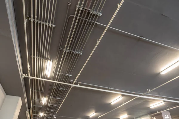 Ren Installation Galvaniserade Elektriska Metallrör Emt Ledningar Taket Parkeringsbyggnaden — Stockfoto