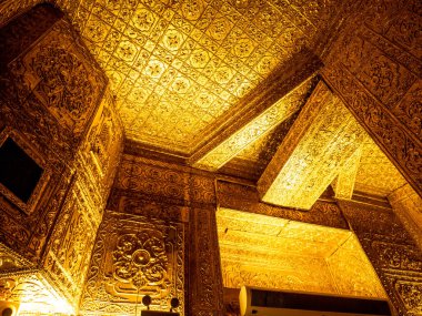 Güzel Burma sanat motifleri tapınağın altın duvarlarında dekoratif tasarımlar.
