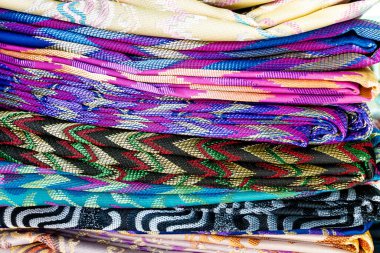 Hediyelik eşya dükkanında çeşitli kumaş desenleri ve çeşitli renkler var.