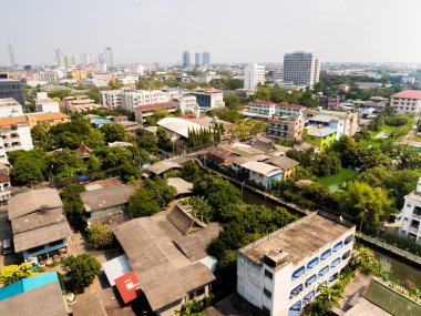 Şehrin yüksek açılı manzarasında çatının dokusu