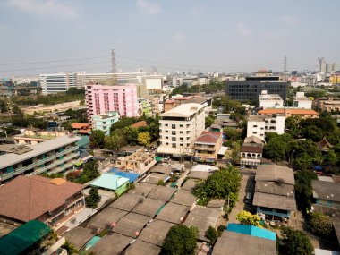 Şehrin yüksek açılı manzarasında çatının dokusu
