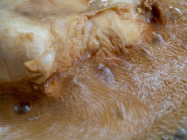 Kızarmış tavuk pişirirken yağlı