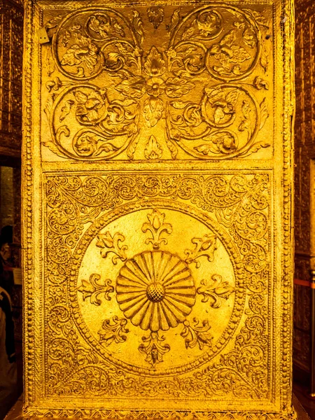 Belos Motivos Padrão Arte Birmanesa Design Decorativo Nas Paredes Douradas — Fotografia de Stock