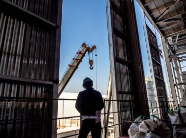 Endüstriyel fabrikanın penceresine vinç çekin.