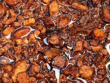 Suya batırılmış hindistan cevizi kabukları ekmek için hazırlanıyor.