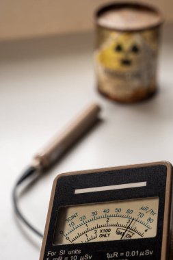 Paketteki radyoaktif materyalde el yapımı radyasyon inceleme cihazı tespit edildi. Paketteki radyasyon tehlike sembolü iyonlaştırılıyor