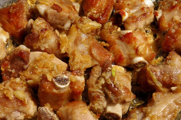 Tavada kızartılmış domuz kemiği ve sarımsak.