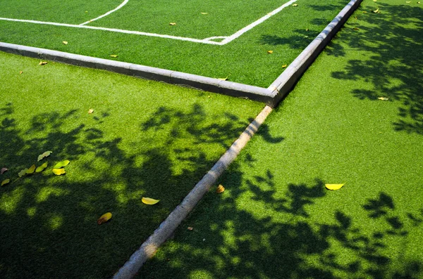Σκιά Του Δέντρου Δίπλα Στο Γήπεδο Ποδοσφαίρου Τεχνητό Χλοοτάπητα — Φωτογραφία Αρχείου