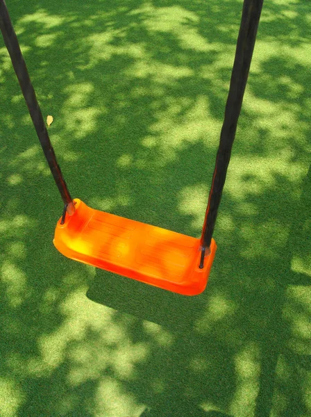 Couleur Orange Vif Swing Siège Sur Cour École Gazon Artificiel — Photo