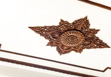 Tapınaktaki odaların tavanında güzel sanat desenleri var.