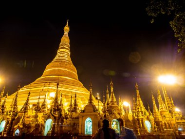 Altın pagoda ve mondop grubunun fotoğrafında Hayalet Görüntüsü ve Lens Fişeği gece ışığında aydınlanır.