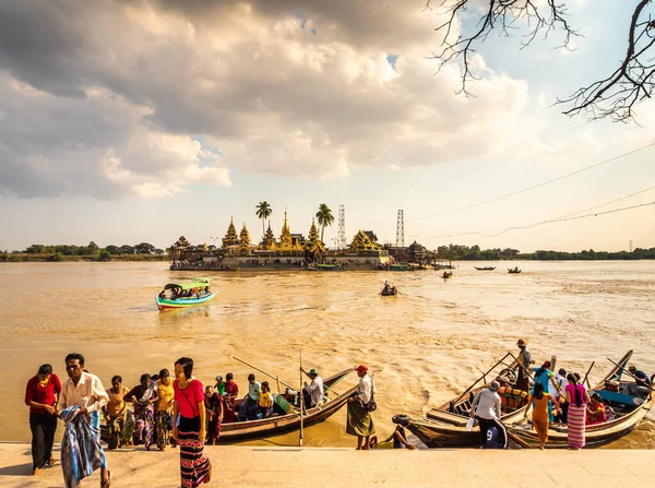 Yangón Myanmar Enero 2020 Personas Turistas Abordando Pequeño Barco Única — Foto de Stock