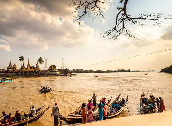 Yangón Myanmar Enero 2020 Personas Turistas Abordando Pequeño Barco Única — Foto de Stock