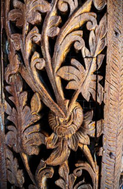 Oyulmuş ahşap sazlar yığını kurulmaya hazır.